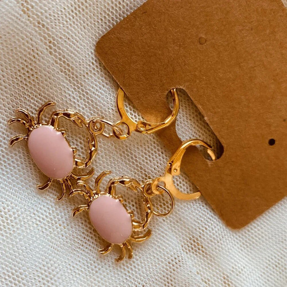 Cute Pink Enamel Crab Crustacean design Fashion earrings - Picture 2 of 3